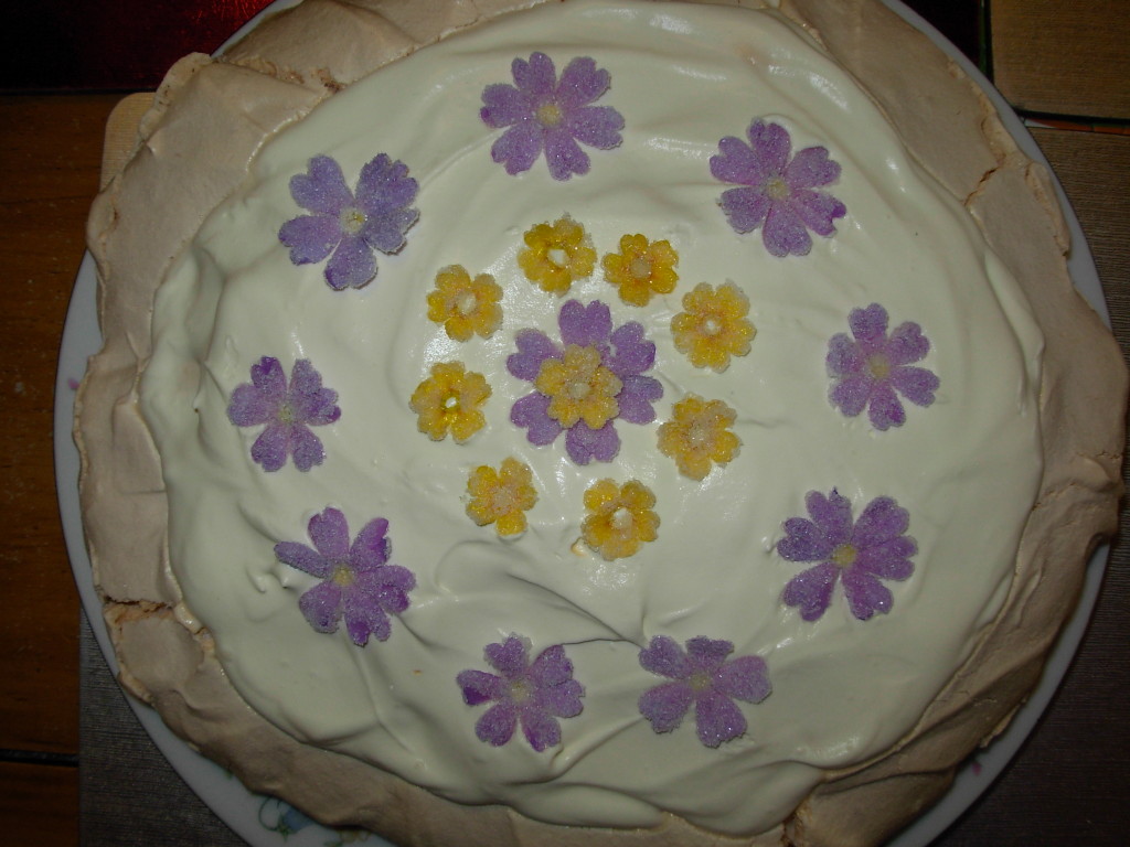 Pavlova with sugared primroses